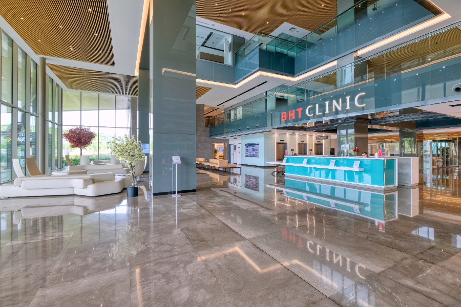 BHT Clinic hastane giriş lobisi ve danışma bankosu
