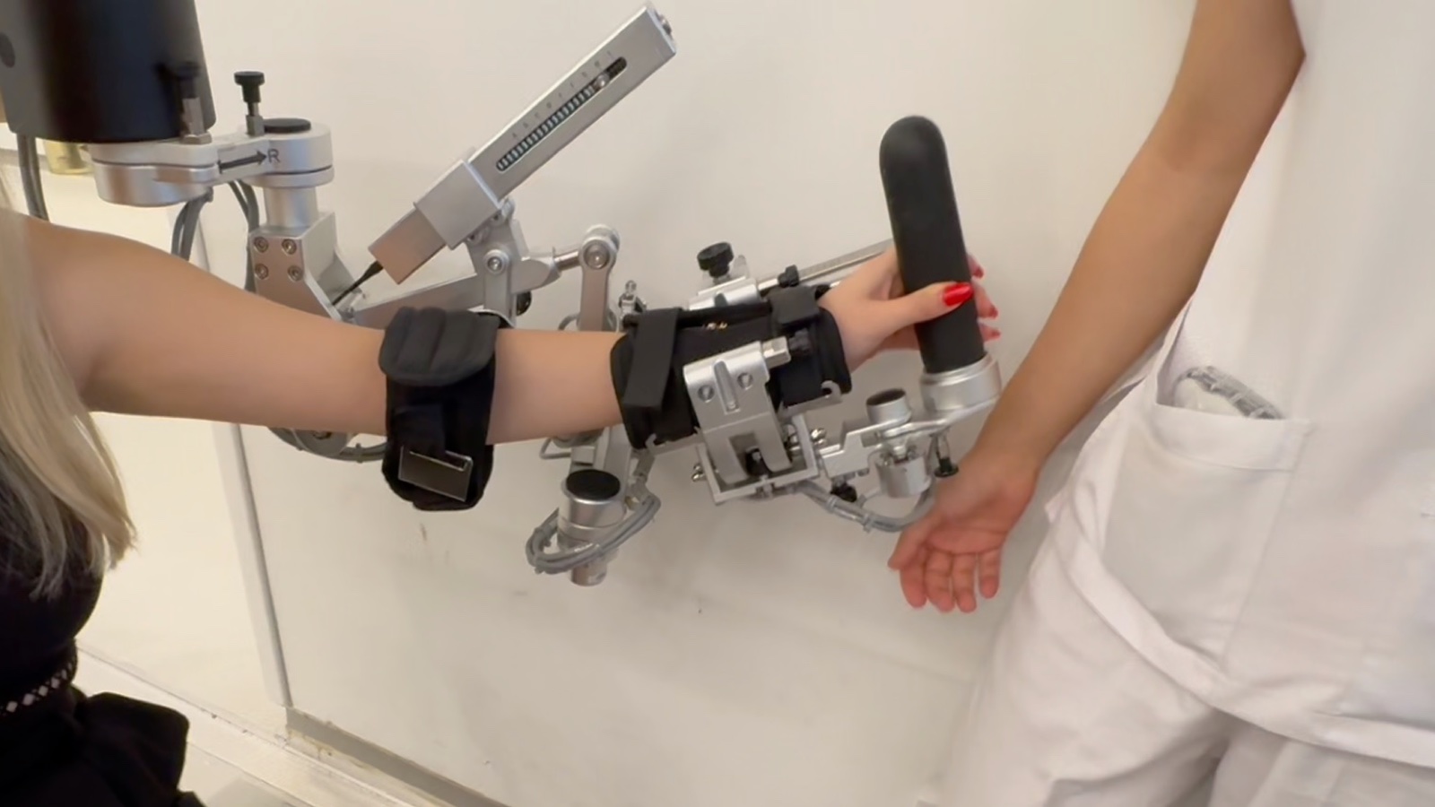 Üst ekstremite robotu ile kol ve el rehabilitasyonu