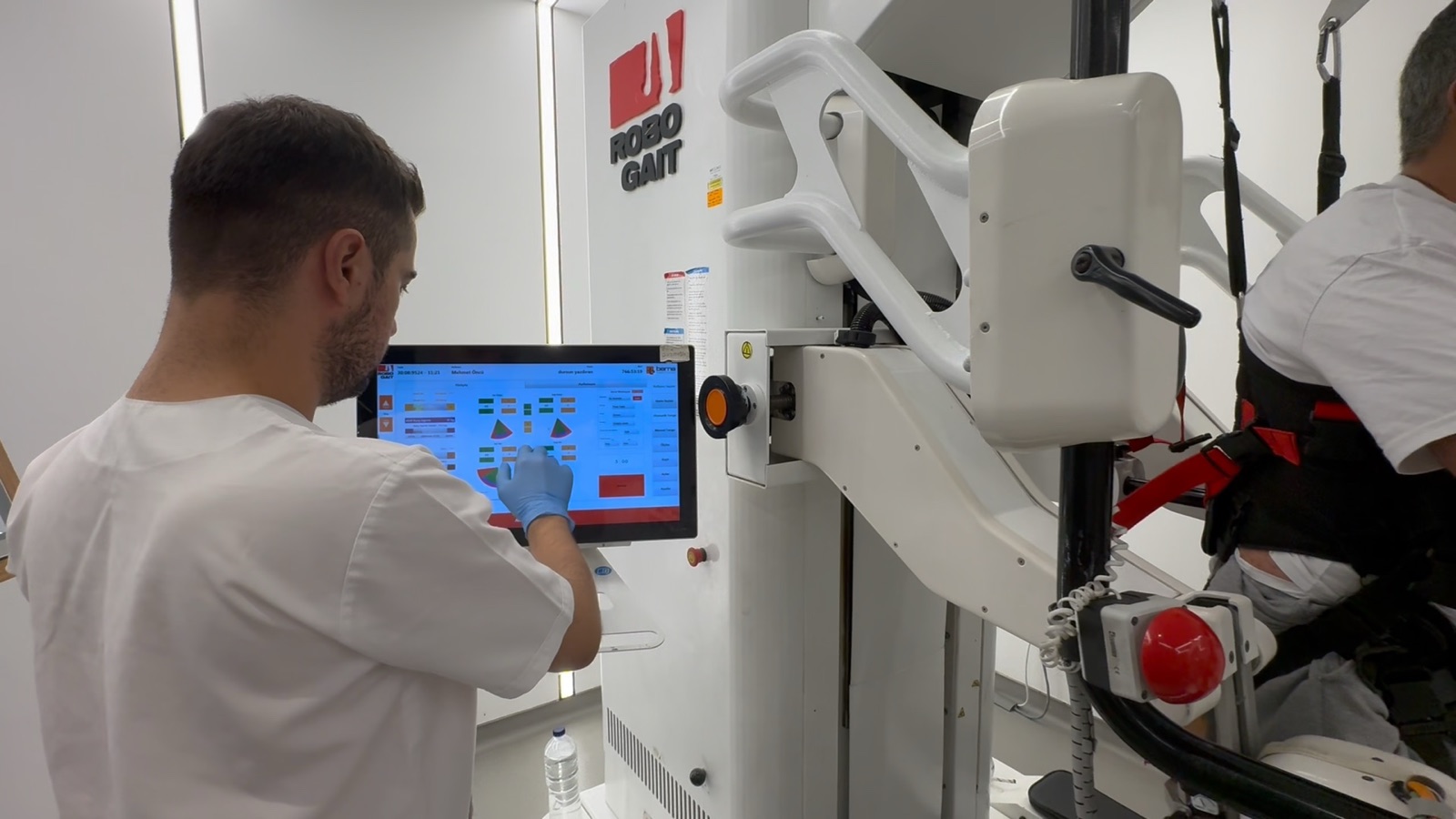 Fizyoterapist kontrolünde robotik yürüme terapisi konsolu