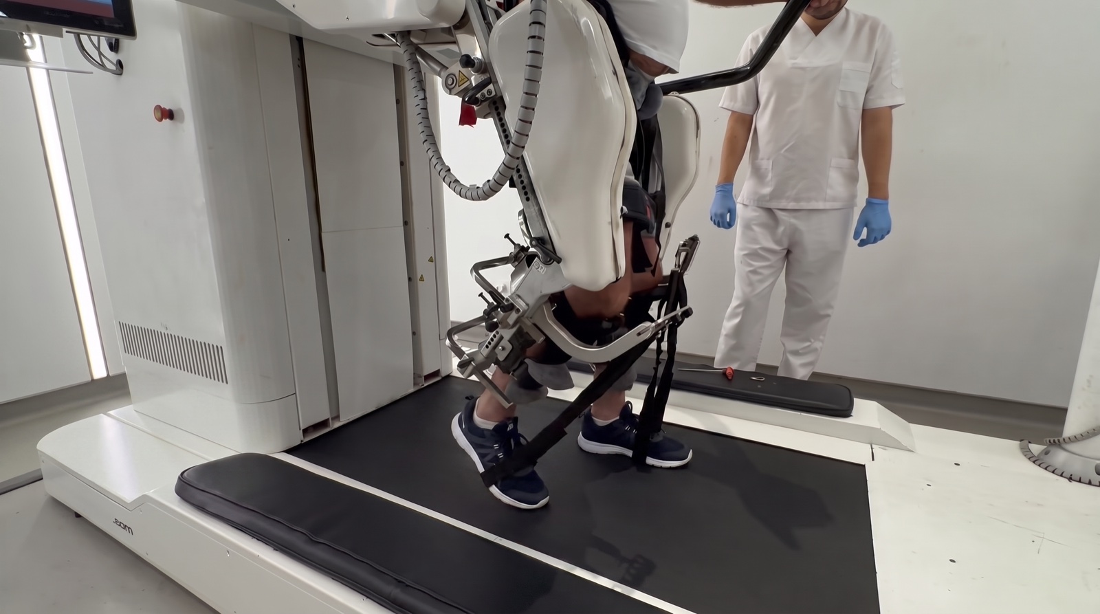 Yürüme robotunun bacak ortezleriyle yürüyüş bandında adım eğitimi